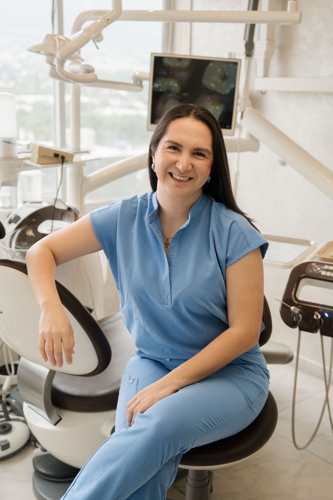 Dra. Mariajosé revisando un estudio de imagen para planear un implante dental