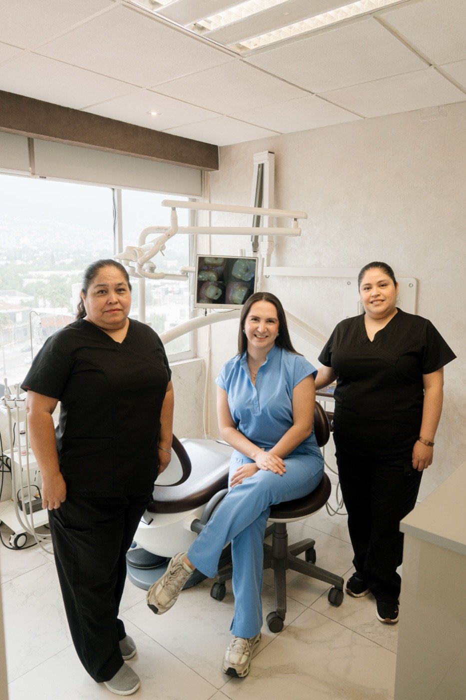 Dra. Mariajosé González y su equipo en la Clínica Avanzada de Periodoncia e Implantes