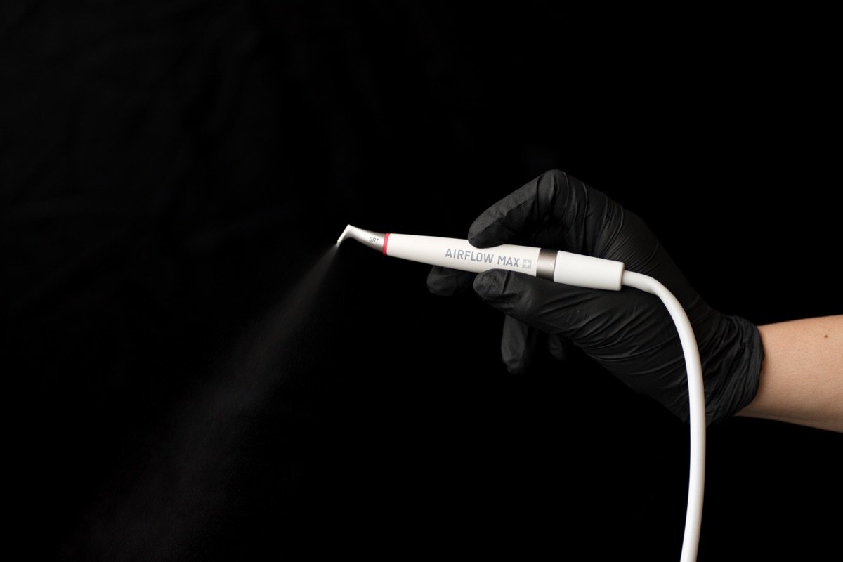 Tecnología de limpieza dental AirFlow en la clínica